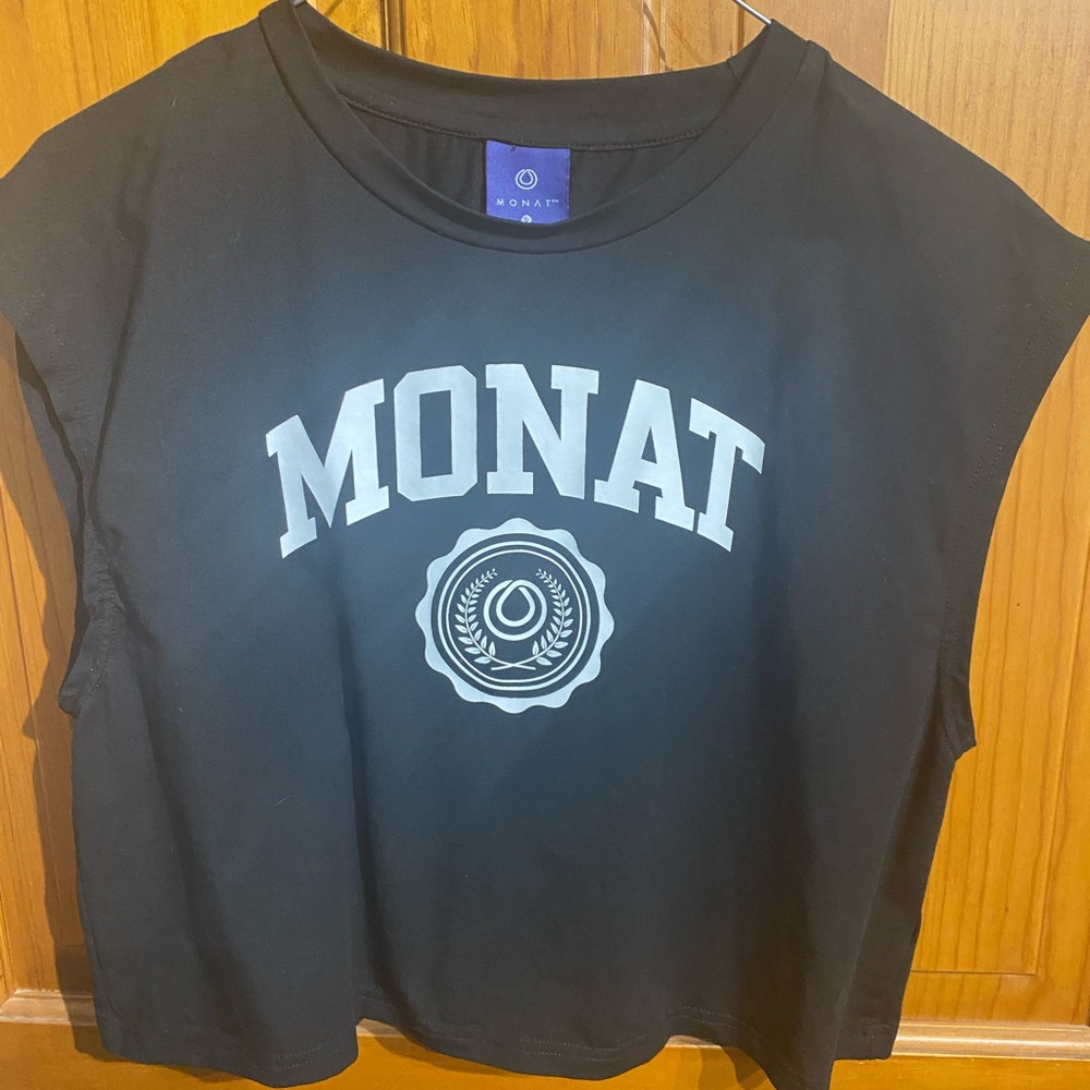 Monat crop/muscle top